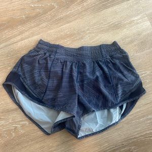 lululemon hotty hot short 2.5”